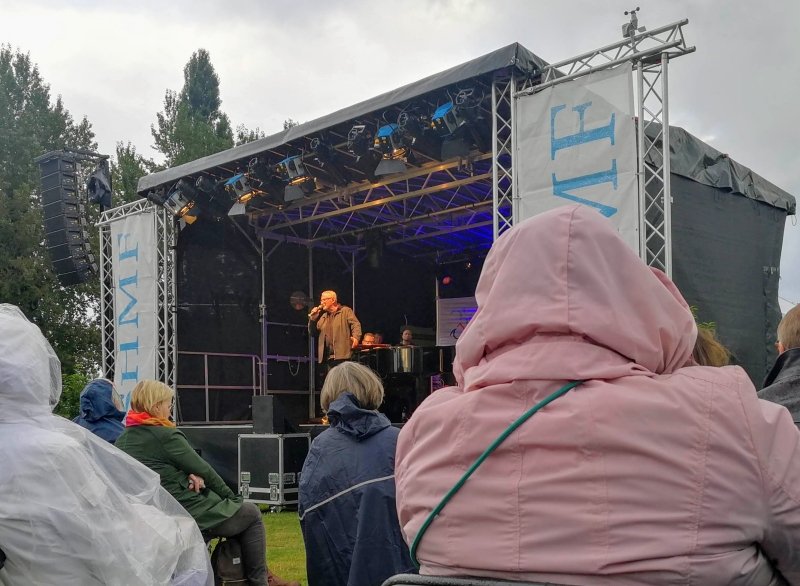Wecker singt, Jo am großen Klavier, das Wetter grau, das Publikum voller Kapuzen.