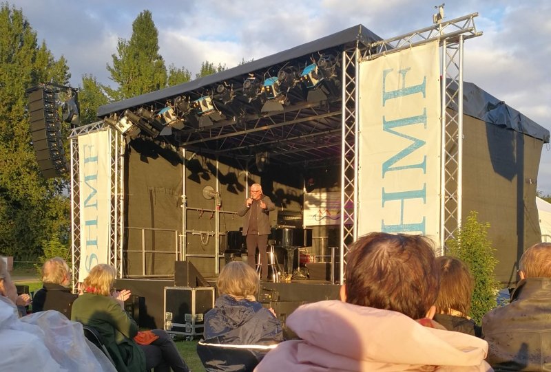 Wecker singt plötzlich bei Sonnenschein.
