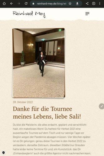 Reinhard Mey bedankt sich bei Sali für die Tour 2022.jpeg