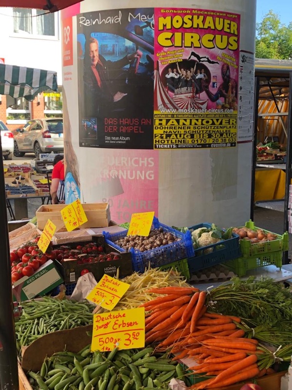 Reinhard auf dem Wochenmarkt.jpg
